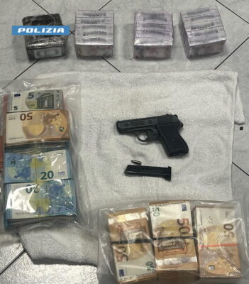 Due chili di hashish, oltre 71mila euro e una pistola nascosti in auto: arrestato catanese a Palermo