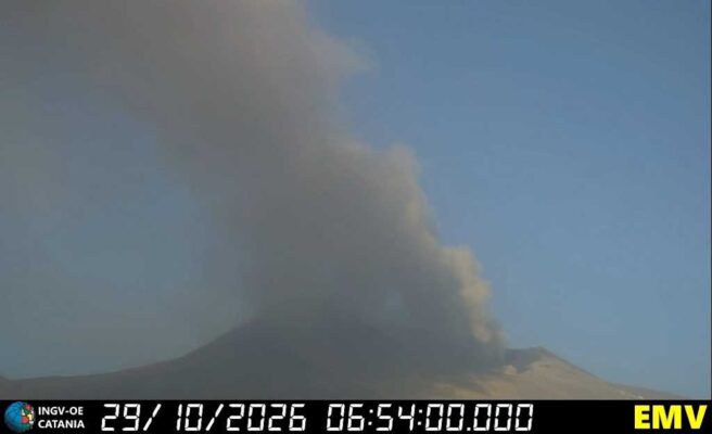 Etna, emissione di cenere vulcanica in corso: allerta rossa per l’aviazione, nube alta 4 chilometri