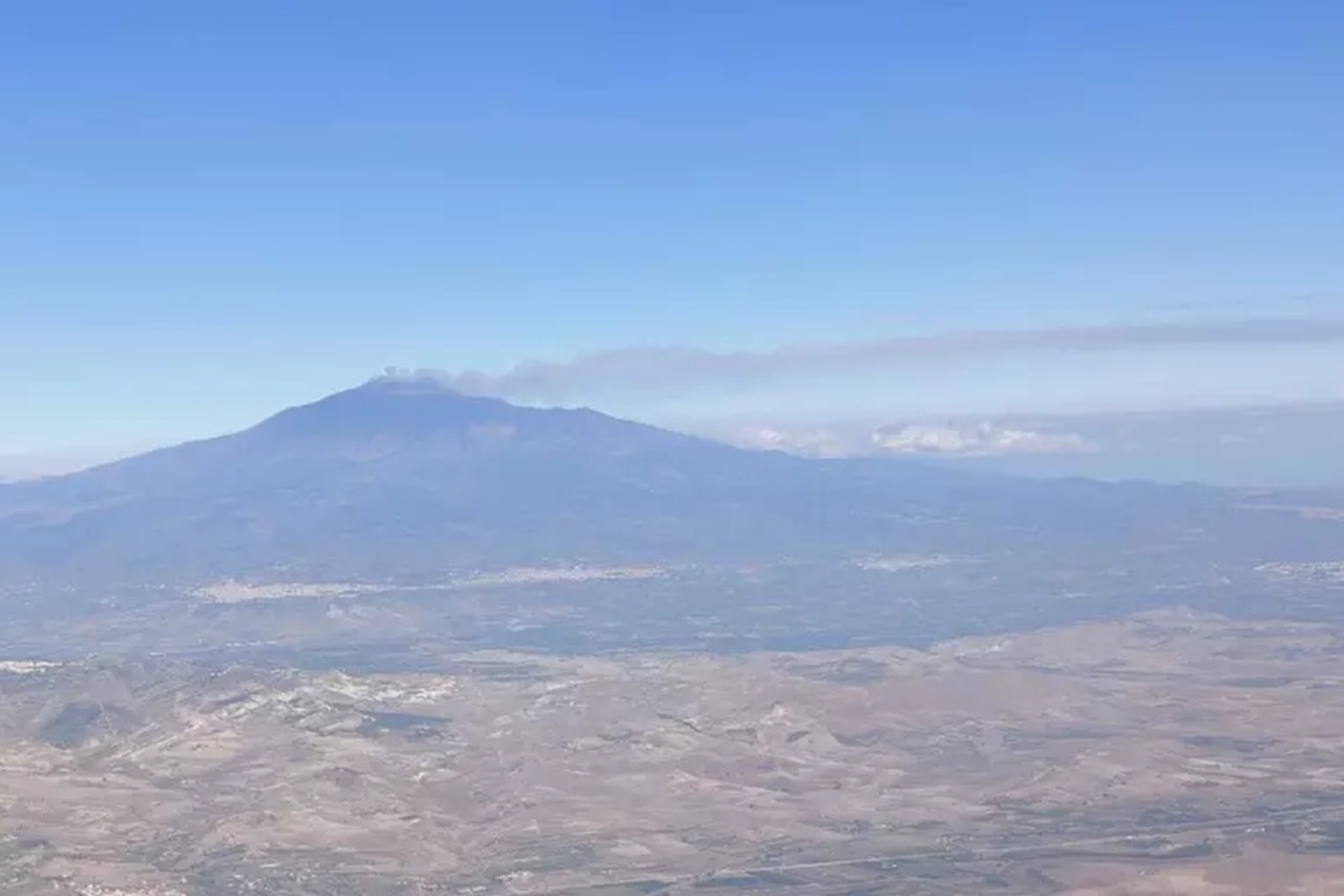 Etna, emissione di cenere dai crateri sommitali: nube alta 4 chilometri, cambia lo spazio aereo