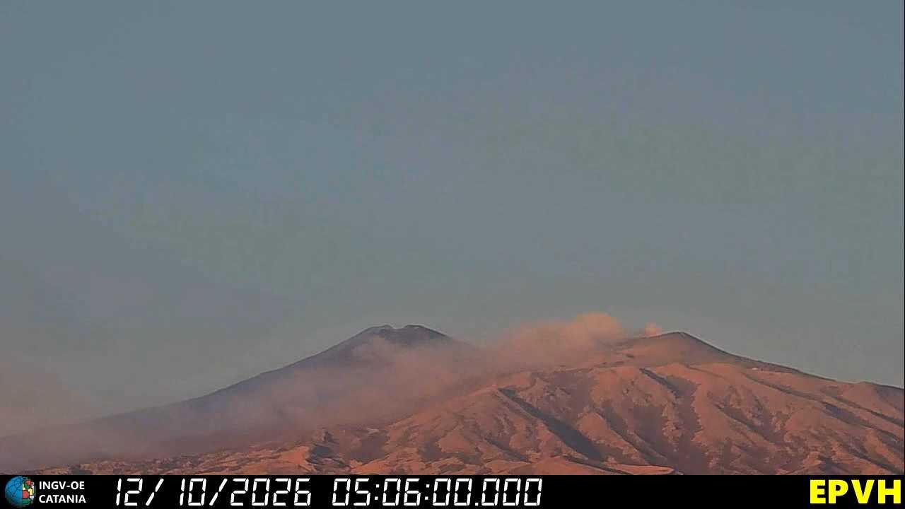 Etna, aumenta il tremore vulcanico e forte degassamento dal cratere di Nord-Est: nuovo bollettino INGV