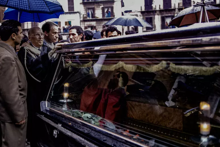 La mostra “pesante” che educa alla memoria degli ultimi: il bisogno di Luciano del Castillo di mettere “Nero su Bianco” la storia del mondo