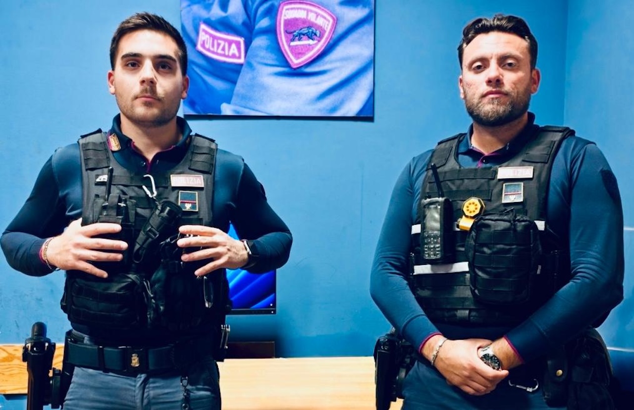 Catania, la convince a mostrare i gioielli presenti in casa e glieli strappa dalle mani