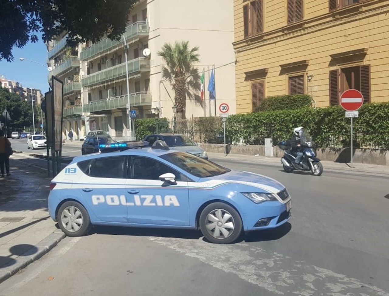 Palermo, prende a bottigliate un uomo in piazza Lolli e tenta la fuga: 24enne arrestato, in casa oltre 100 grammi di hashish