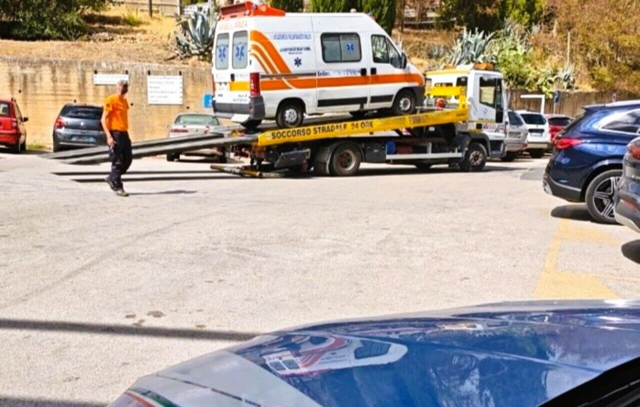 Ambulanza sporca e danneggiata, scatta il fermo della polizia
