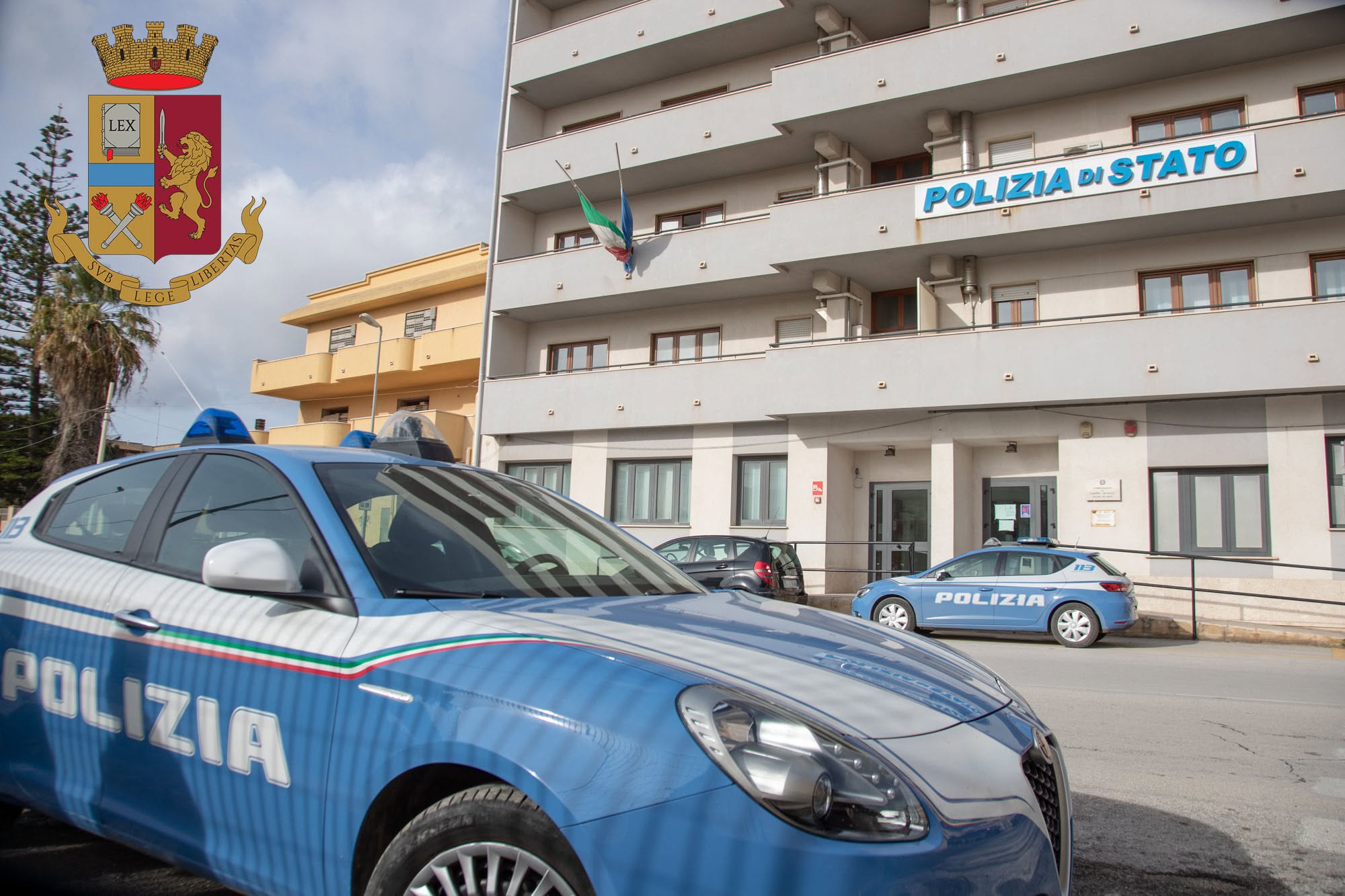 Minaccia di morte la moglie con un coltello, le telecamere riprendono tutto: 44enne arrestato