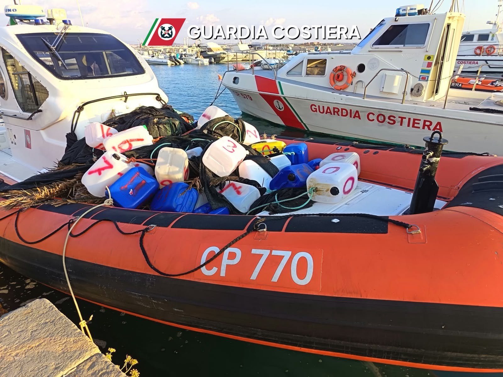Trapani, sequestrati attrezzi da pesca non consentiti: rinvenute in mare oltre 500 taniche di plastica