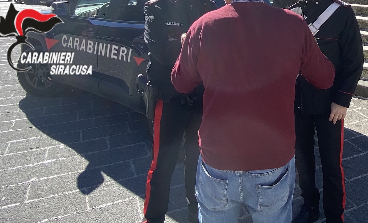 Augusta, anziano in panne derubato mentre riceve aiuto: denunciata una coppia