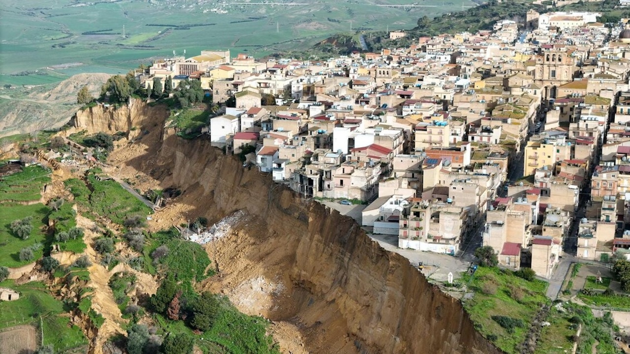 Frana di Niscemi ancora in movimento, Ciciliano: “È una delle più grandi al mondo”. Al lavoro 300 tecnici, quattro progetti per gli interventi