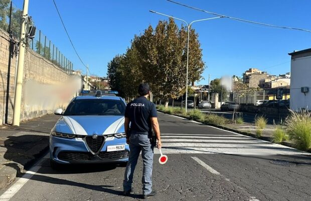 Fuga a tutta velocità tra le strade di San Cristoforo: un arresto e 5 denunce. In auto trovato proiettile calibro 9