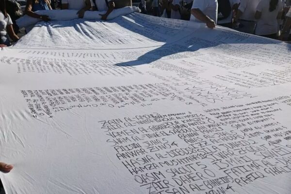 Un sudario lungo 70 metri con i nomi dei bambini uccisi a Gaza: migliaia di studenti in corteo a Palermo