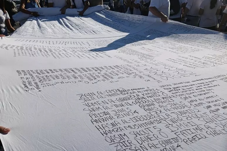 Un sudario lungo 70 metri con i nomi dei bambini uccisi a Gaza: migliaia di studenti in corteo a Palermo