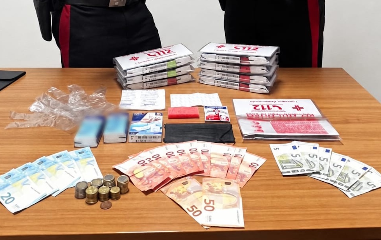 Finti kit medici con il logo del 112 venduti per strada: denunciato un 64enne catanese