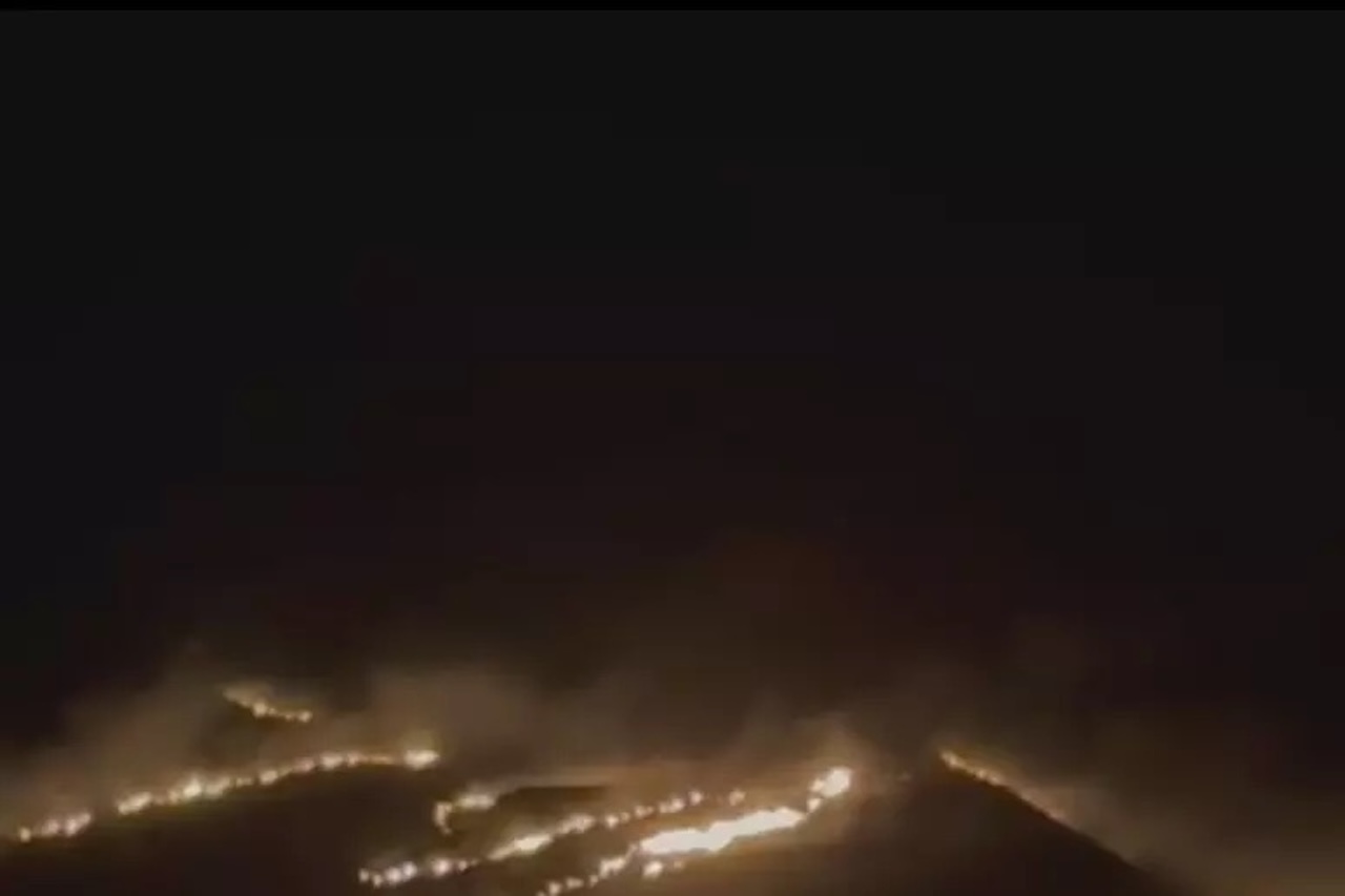 Vasto incendio a Castellammare del Golfo, fiamme verso la Riserva dello Zingaro: evacuate alcune abitazioni