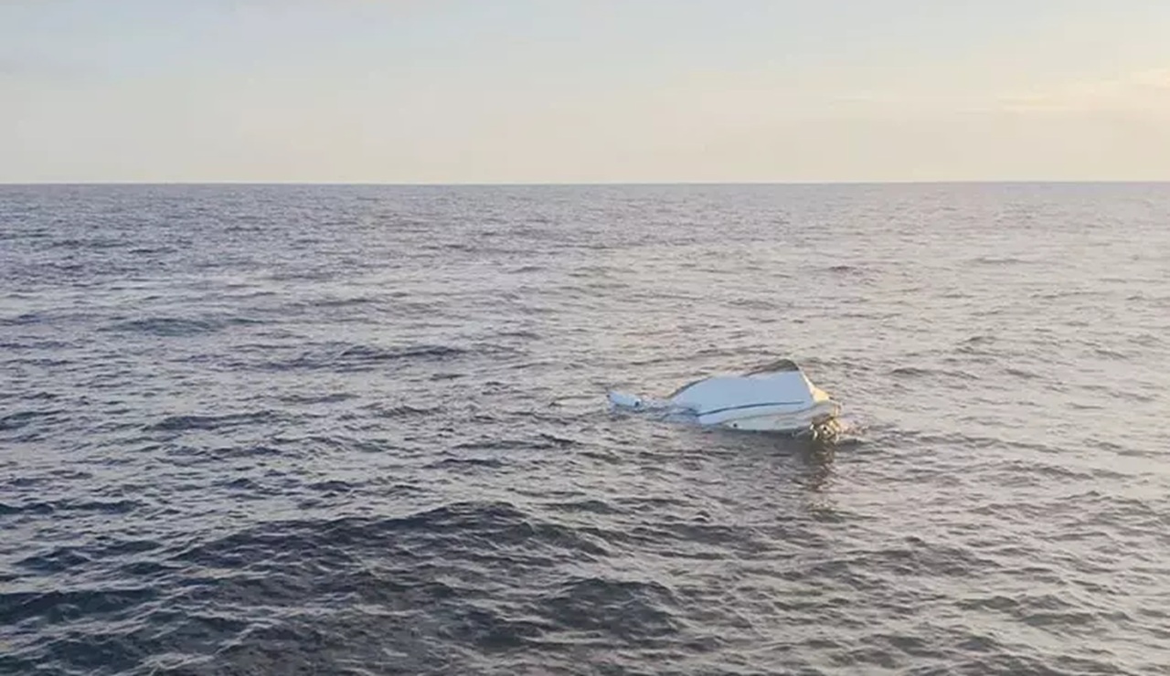 La barca affonda durante una battuta di pesca, 65enne resta in mare per 8 ore: salvato al buio