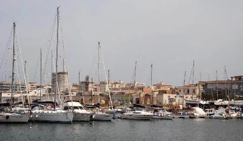 Dramma a Marsala, donna trovata morta in mare nel porticciolo turistico: sarebbe caduta da una barca a vela