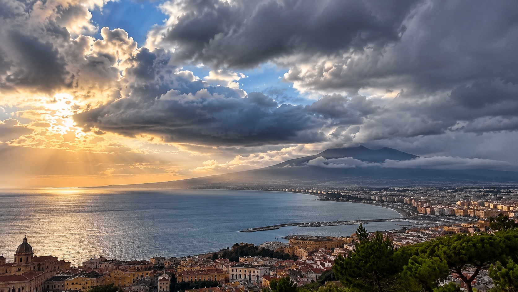 Meteo Sicilia, lunedì 19 ottobre cieli nuvolosi ma poche piogge: in arrivo una perturbazione con temporali e vento forte