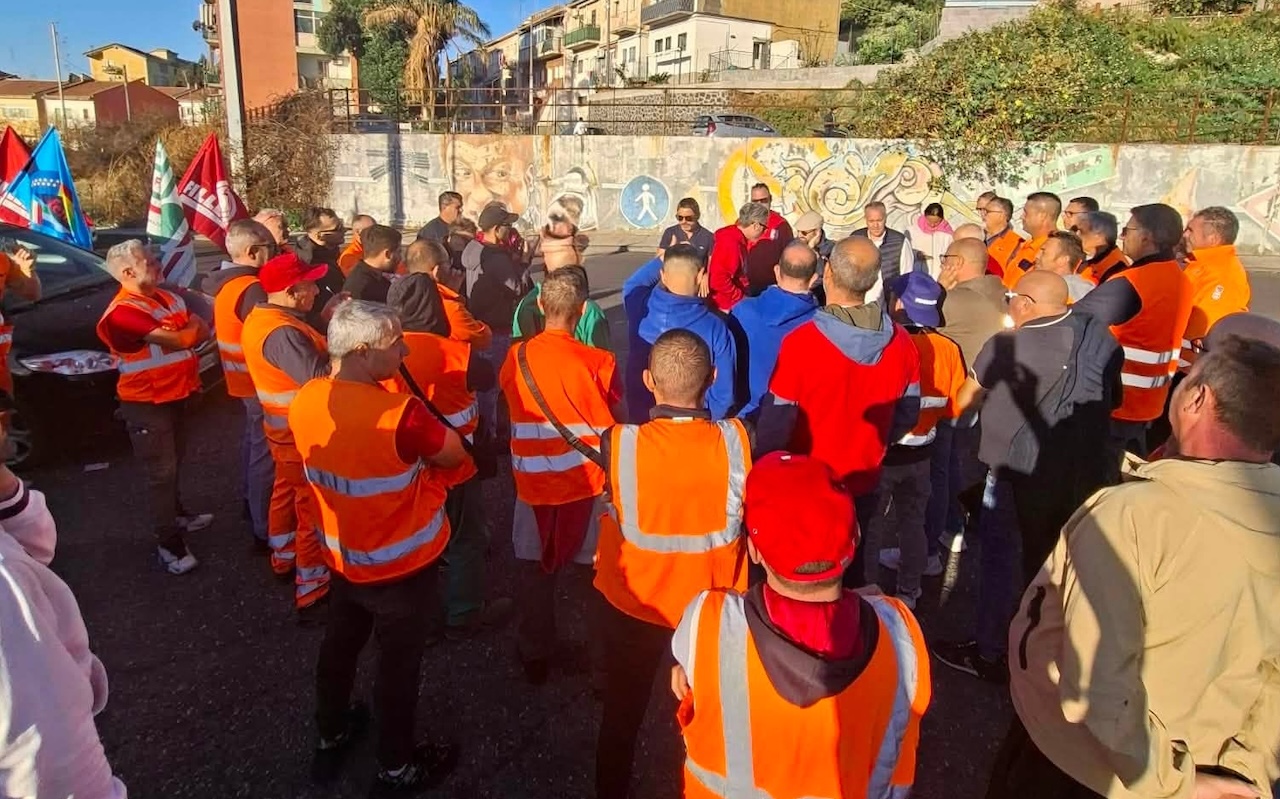 Metro Catania, lavoratori senza stipendi e cantieri fermi da un anno: dopo lo sciopero arriva la convocazione della Circumetnea