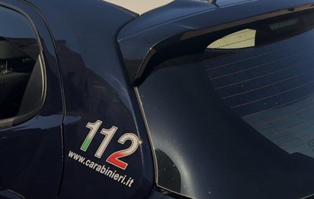 Torregrotta, finto carabiniere irrompe in casa di un’85enne e la sequestra per derubarla: arrestati due giovani catanesi