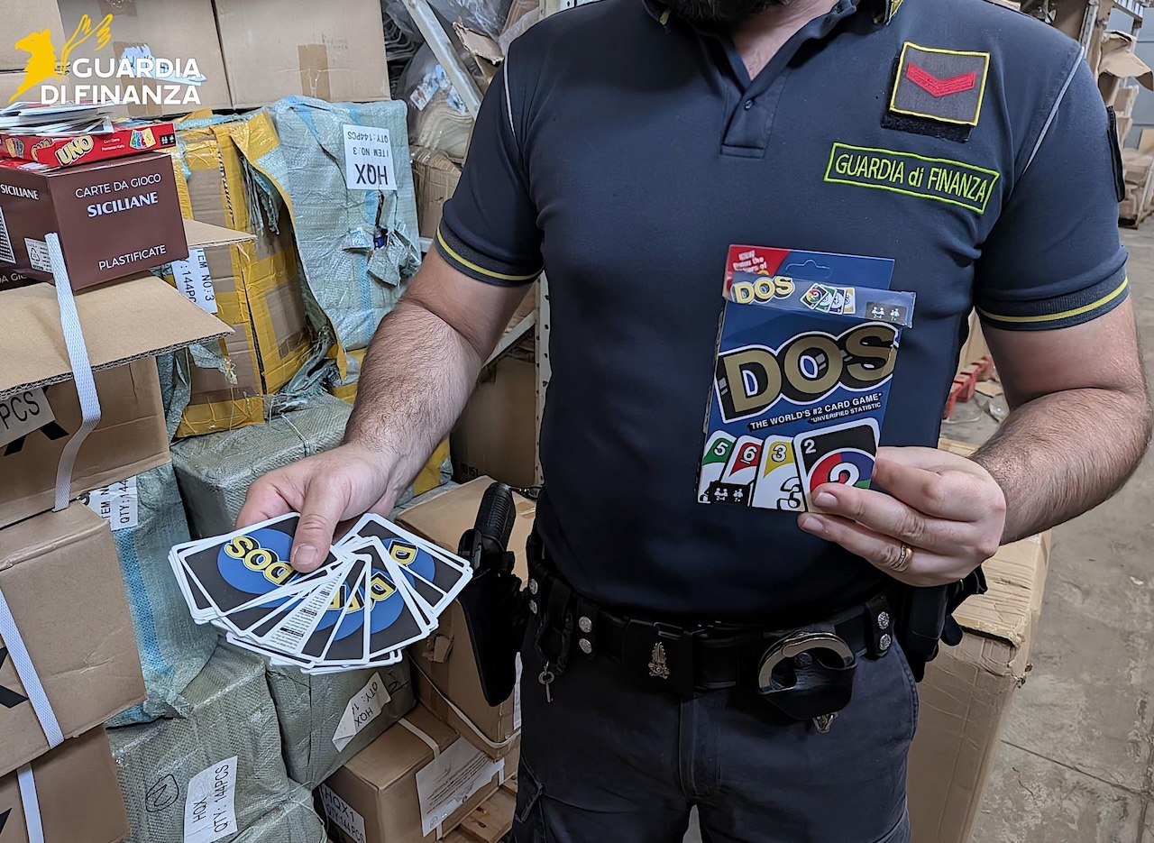 Halloween, maxi sequestro a Misterbianco: oltre 11 milioni di prodotti non sicuri e carte da gioco contraffatte