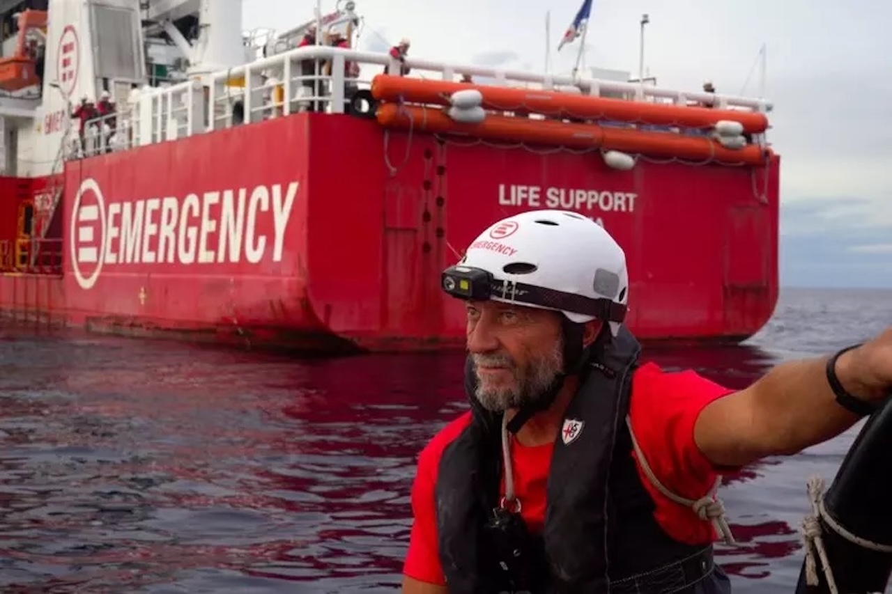 Migranti, la Life Support di Emergency salpa dalla Sicilia: a bordo anche il navigatore Giovanni Soldini