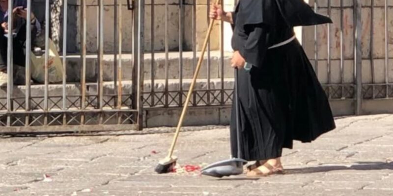 Movida e rifiuti invadono piazza Sant’Anna a Palermo: il parroco la mattina scende a pulire