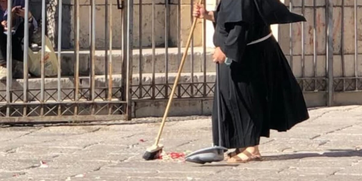 Movida e rifiuti invadono piazza Sant’Anna a Palermo: il parroco la mattina scende a pulire