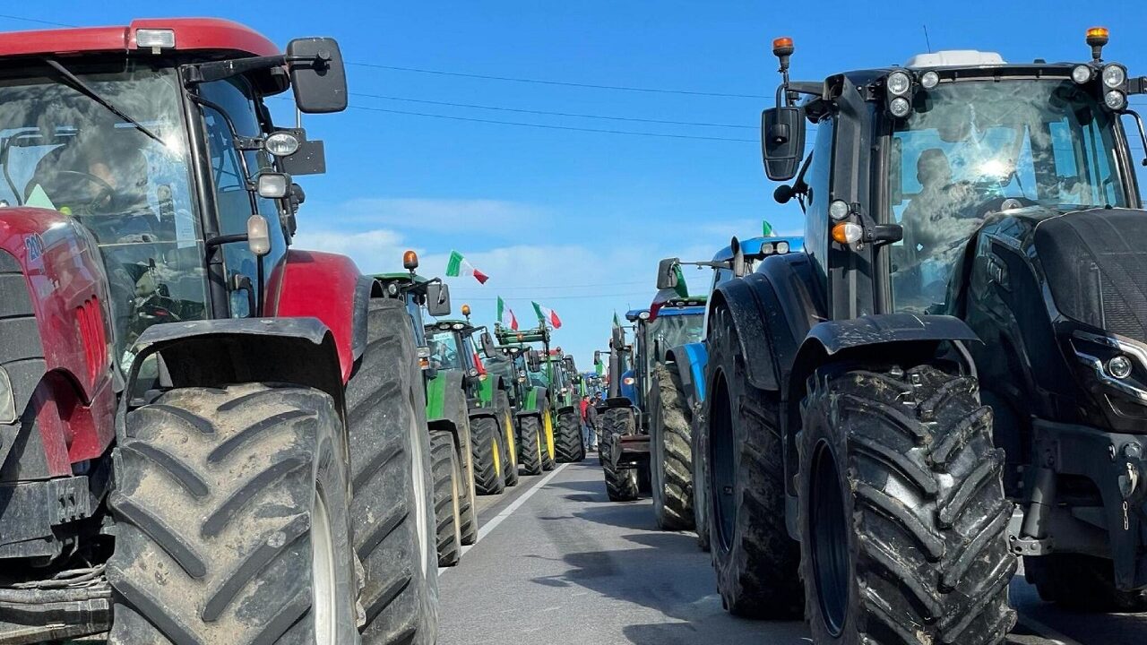 Si continua a protestare in Sicilia: nel Belice corteo da oltre 10 chilometrigli degli agricoltori