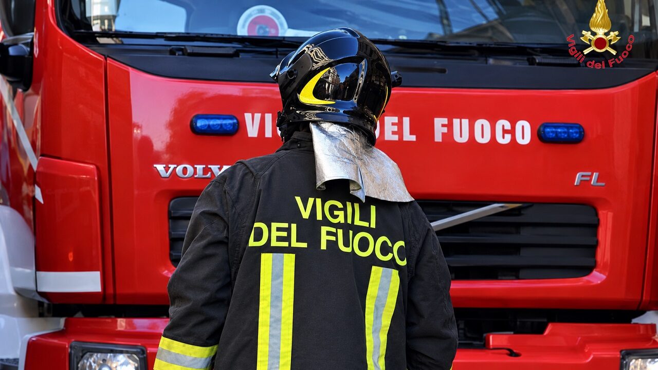 Catania, trovato un corpo carbonizzato all’interno di un’auto in fiamme
