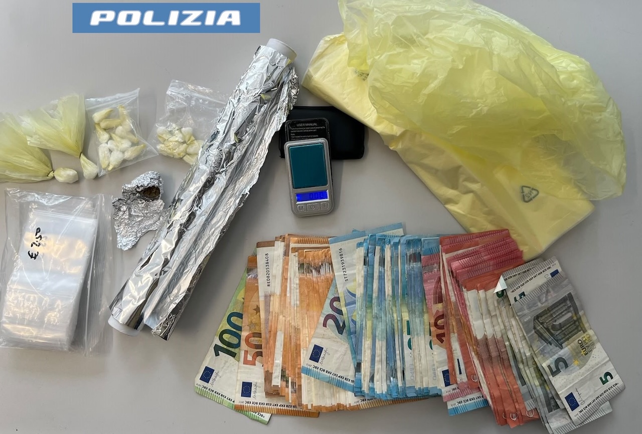 Catania, cocaina e crack nascosti sotto una bombola del gas: un arresto e una denuncia per spaccio