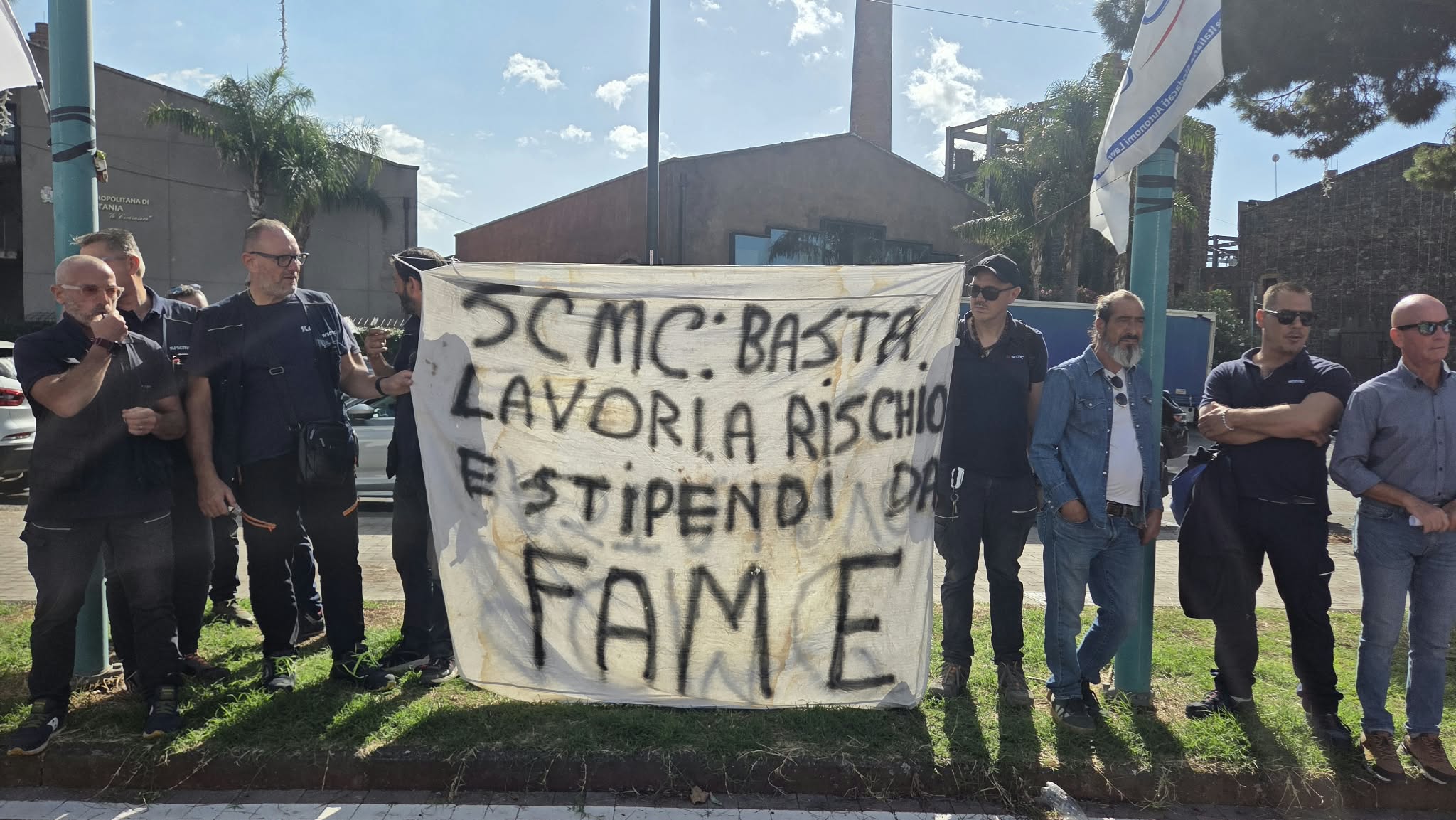 Scioperano i lavoratori della Scmc: “Svolte mansioni fuori dal contratto collettivo”