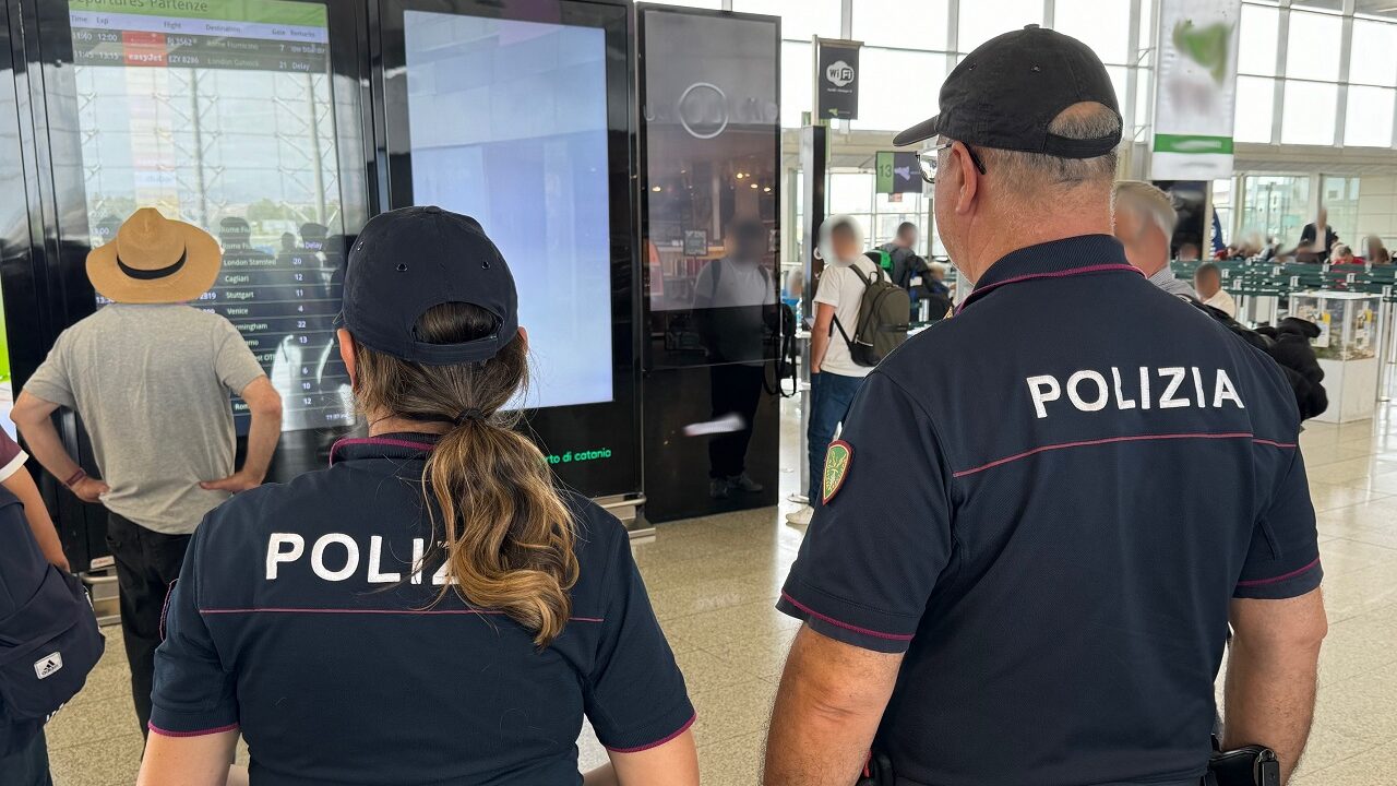 Si accende una sigaretta in aereo e fa scattare l’allarme: sanzionato un passeggero all’aeroporto di Catania
