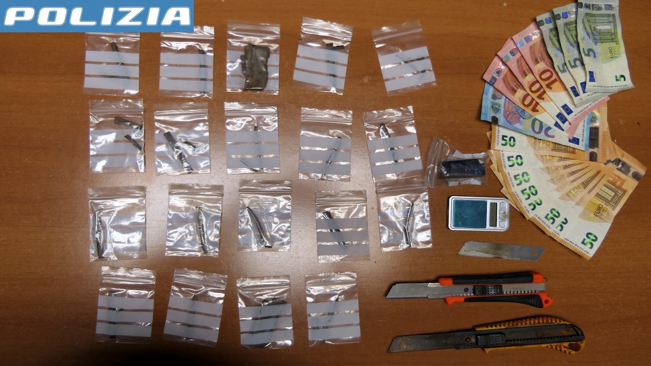 Vittoria, spaccio di droga vicino a una scuola: arrestato 20enne dopo una segnalazione su YouPol