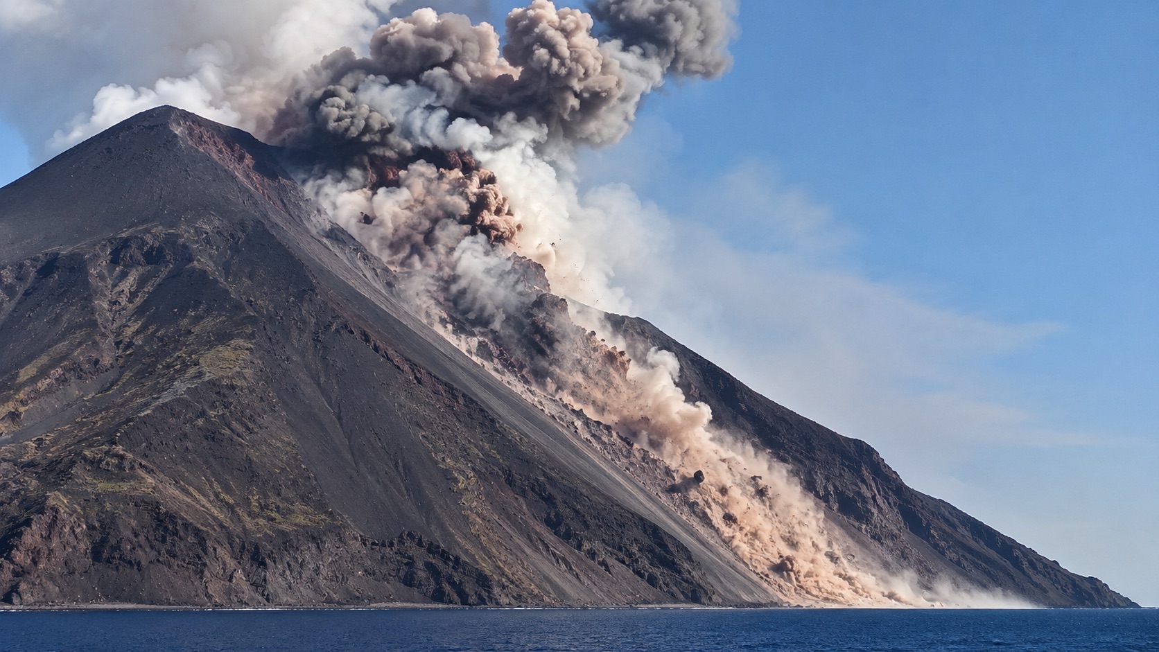 Stromboli, cede parte di un cono vulcanico: frana di materiale caldo lungo la Sciara del Fuoco