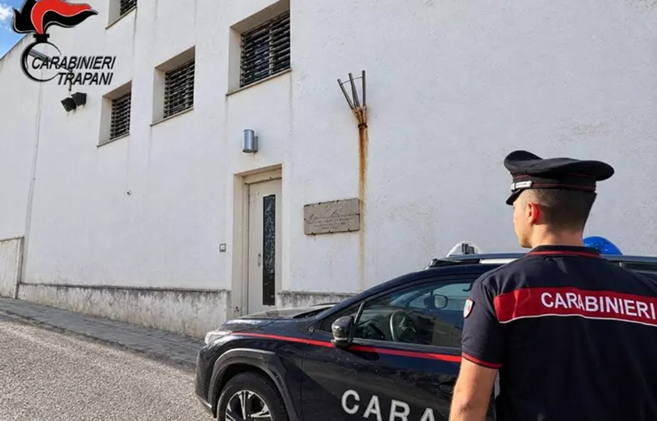 Estorsione dal carcere di Favignana con cellulari introdotti illegalmente: “pizzo” da almeno 20mila euro
