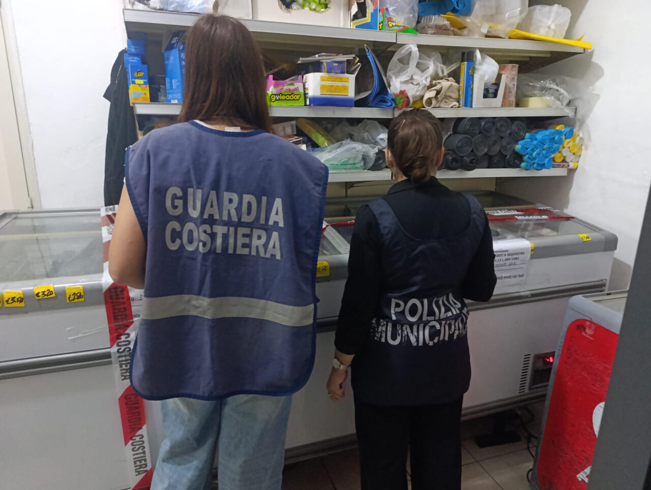 Palermo, sequestrati prodotti ittici scaduti e oltre 11mila bevande in un market irregolare