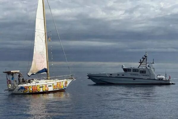 Augusta, barche della Global Sumud Flotilla bloccano nave con armi diretta a Sigonella: dieci denunciati