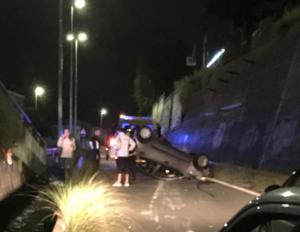 Catania, incidente da paura alla circonvallazione: auto cappotta e slitta per 60 metri - FOTO