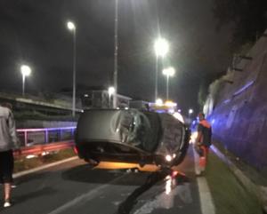 Catania, incidente da paura alla circonvallazione: auto cappotta e slitta per 60 metri - FOTO