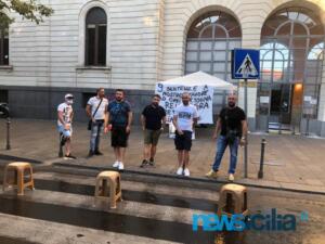 Ex autisti One Emergenza Catania protestano di fronte all'ospedale Garibaldi (6)
