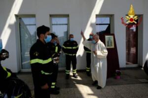 La cerimonia di benedizione degli elmi di 41 Allievi del Centro di Formazione dei vigili del fuoco