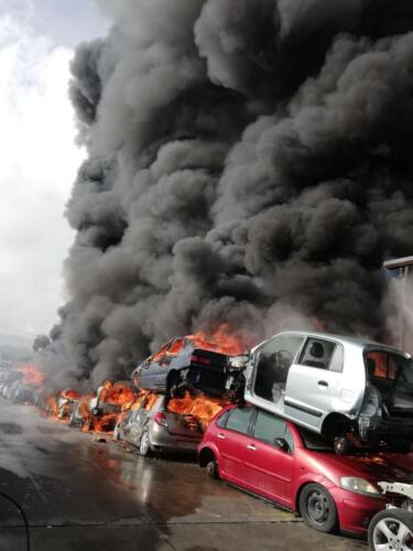 Deposito autodemolizione in fiamme