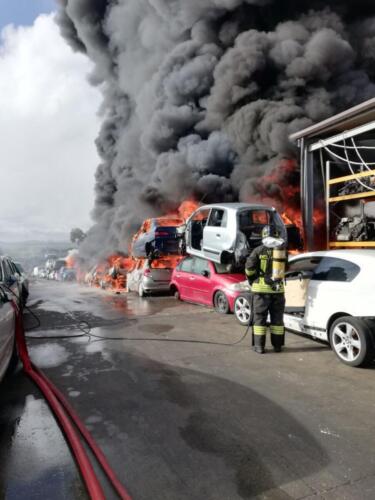 Deposito autodemolizione in fiamme