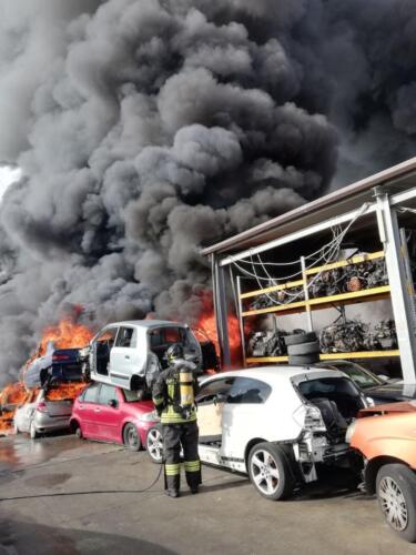 Deposito autodemolizione in fiamme
