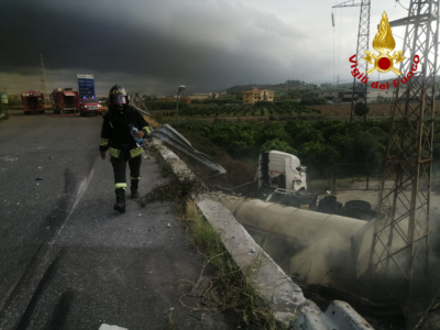 Alcuni momenti dell'intervento dei vigili del fuoco