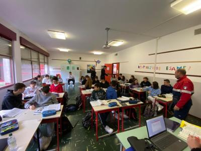 alunni incontrano i pastori tedeschi dei Carabinieri