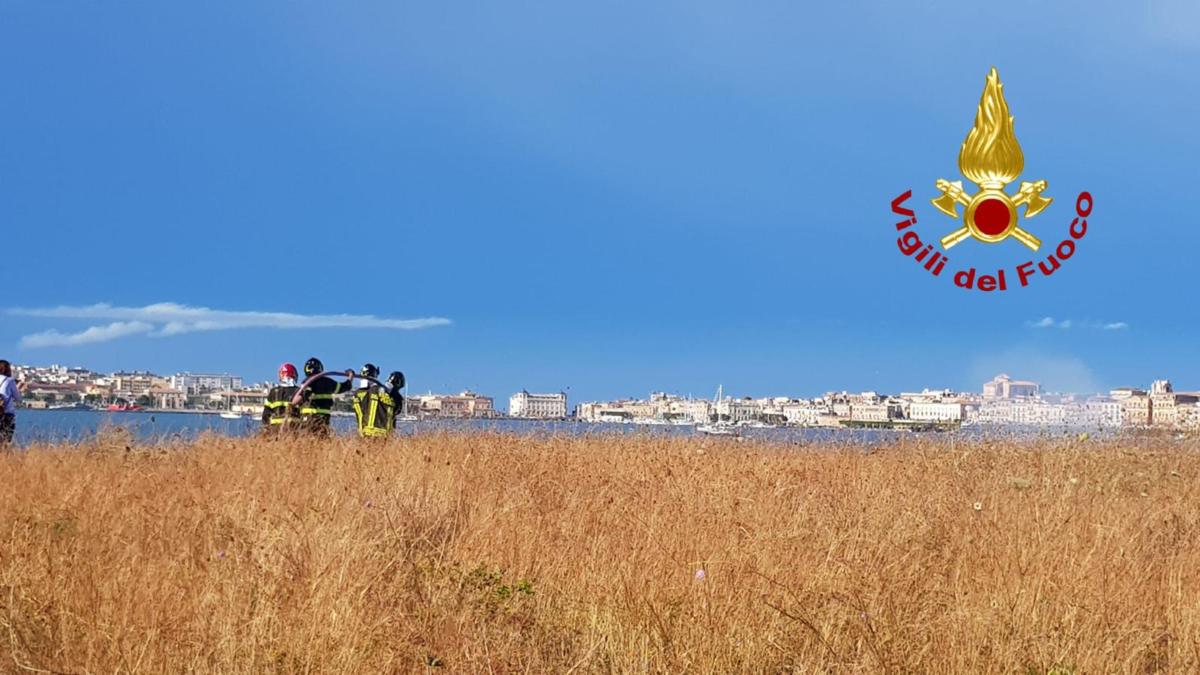 Imbarcazione incendio fiamme Siracusa zona Isola 9