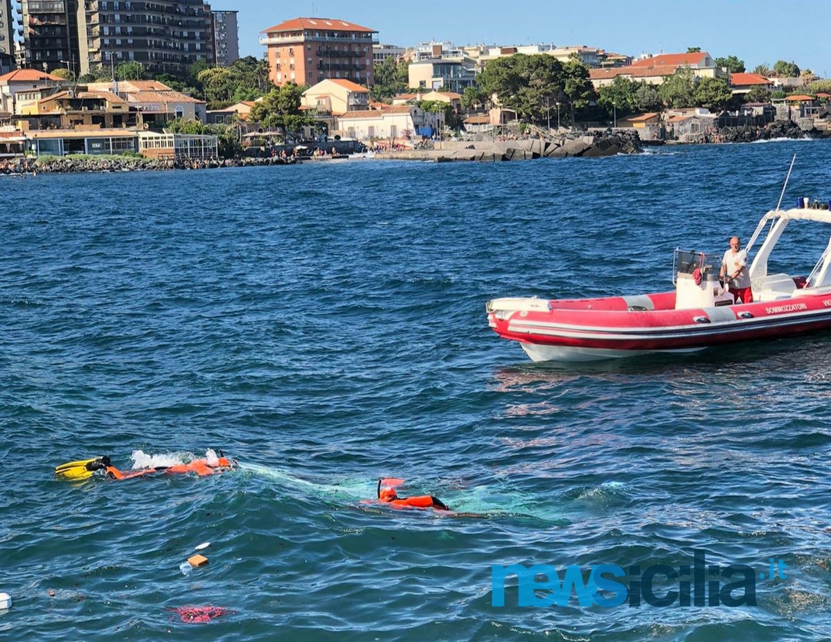 Ognina barche affondate lido Longobardo Porto Rossi