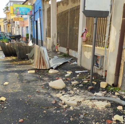 Cornicione crollato in via Zia Lisa tromba d'aria