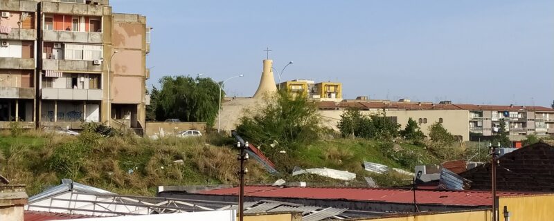 Lamiere e tetti scoperchiati in via Zia Lisa tromba d'aria