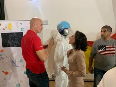 "Chi studia comprende meglio il mondo". Luca Parmitano incanta gli studenti dell'I.C. Rita Atria di Catania"